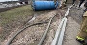 Warszawa: Pojazd wypadł z estakady. Szambiarka na boku