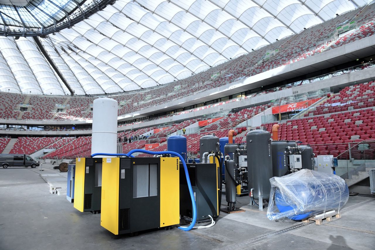 Punkt oddzielania tlenu z powietrza na stadionie PGE Narodowy w Warszawie, na którym zakończono budowę szpitala tymczasowego