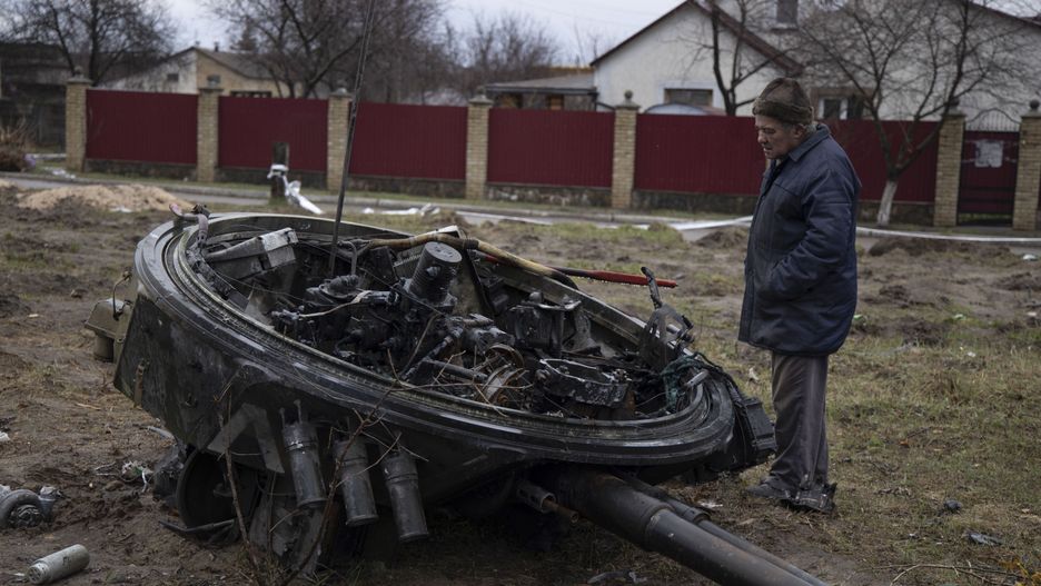epaselect epa09879402 A local man stands near a destroyed Russian tank in Zdvyzhivka village of Kyiv's area, Ukraine, 08 April 2022. Russian troops entered Ukraine on 24 February resulting in fighting and destruction in the country and triggering a series of severe economic sanctions on Russia by Western countries. EPA/STANISLAV KOZLIUK Dostawca: PAP/EPA.