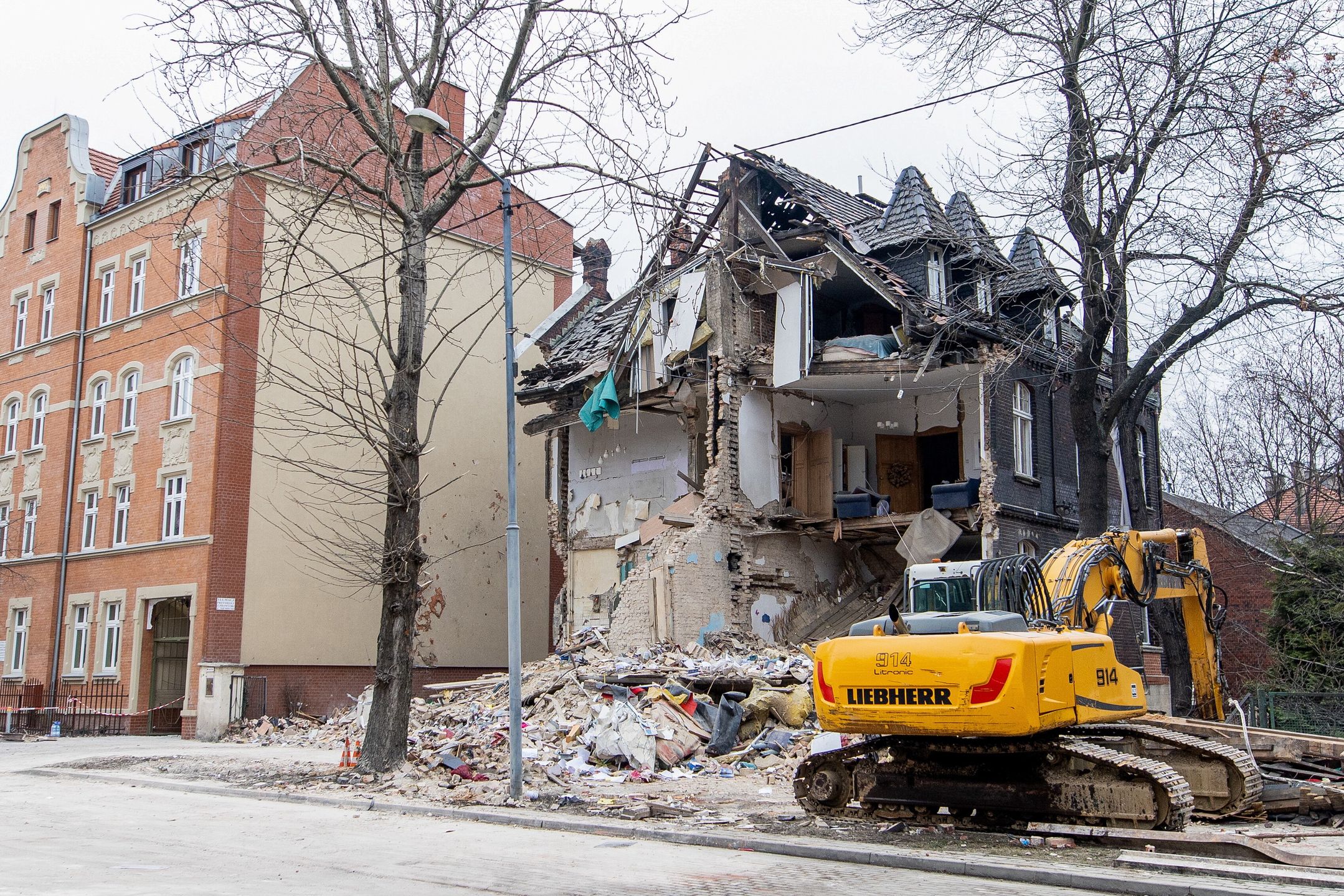 Katowice, 28.01.2023. Prace na miejscu wybuchu gazu w trzypiętrowej kamienicy w Katowicach-Szopienicach, 28 bm. Prokuratura Okręgowa w Katowicach wyjaśnia przyczyny wybuchu i zawalenia się budynku plebanii kościoła ewangelicko-augsburskiego, do których doszło 27 bm. W katastrofie zginęły dwie osoby zginęły, siedem uratowano. (mr) PAP/Michał Meissner