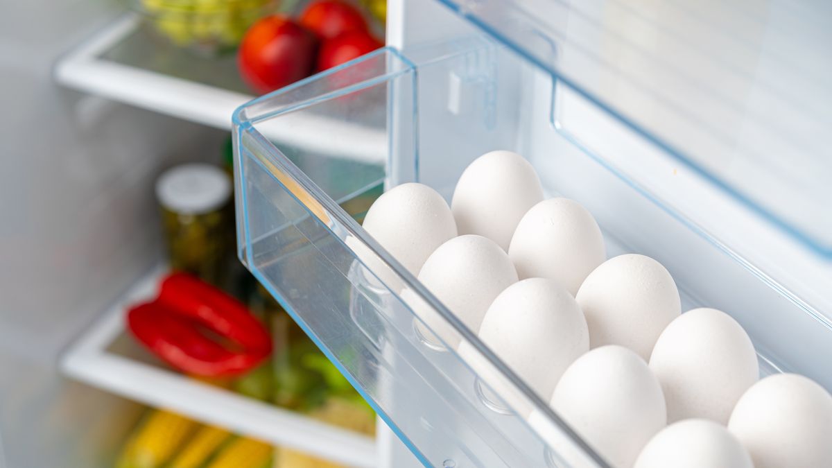 Jajka przechowywane na drzwiach lodówki