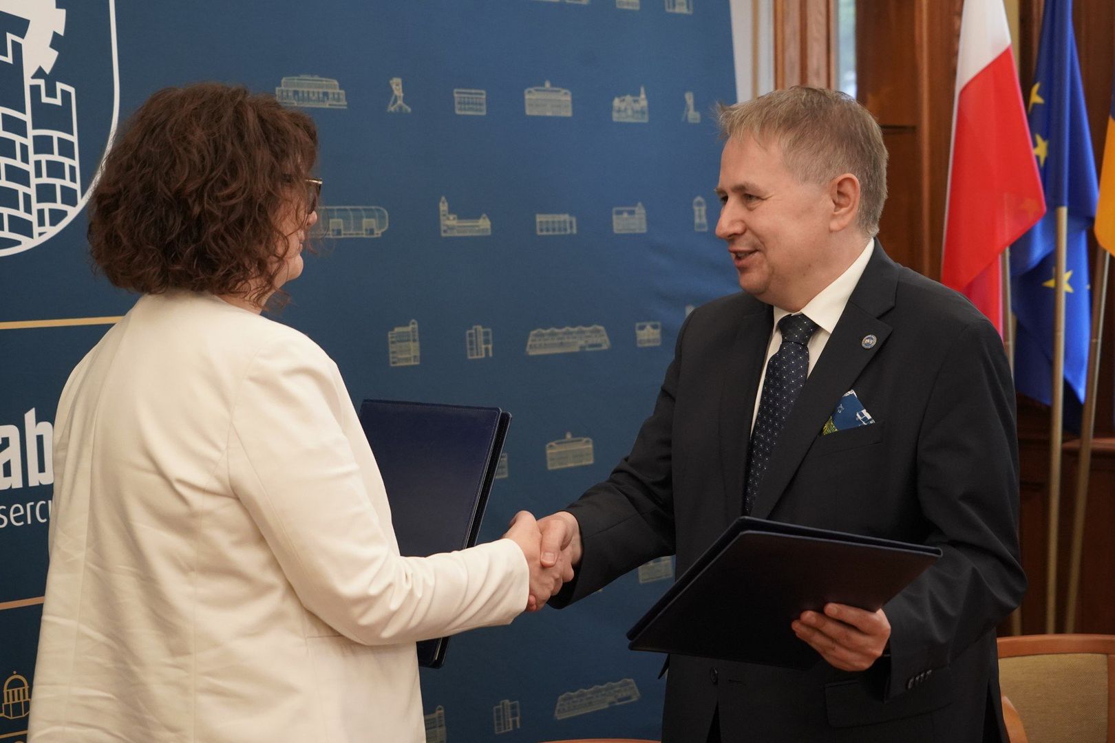 Pełniąca obowiązki prezydenta Zabrza Ewa Weber i rektor Śląskiego Uniwersytetu Medycznego prof. Tomasz Szczepański