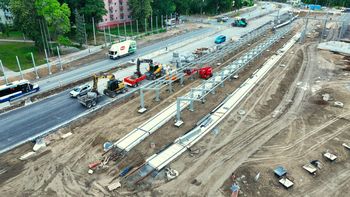 Nowoczesna pętla na Wzgórzach Krzesławickich nabiera kształtów. Powstają konstrukcje zadaszeń dla pasażerów autobusów i tramwajów