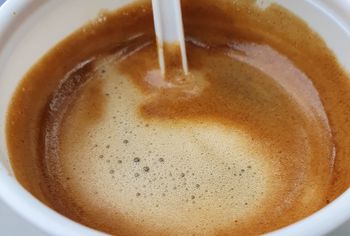 Najgorszy rodzaj kawy, a jesienią pijemy ją litrami. Cukrowo-tłuszczowa bomba
