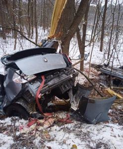 Śmiertelny wypadek w Zielonej Górze. BMW zostało rozerwane. Zginęli dwaj zielonogórzanie. Wrak auta na lawetach przerażał ludzi