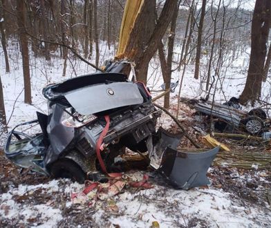 Śmiertelny wypadek w Zielonej Górze. BMW zostało rozerwane. Zginęli dwaj zielonogórzanie. Wrak auta na lawetach przerażał ludzi