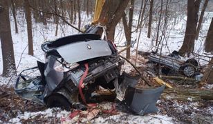 Śmiertelny wypadek w Zielonej Górze. BMW zostało rozerwane. Zginęli dwaj zielonogórzanie. Wrak auta na lawetach przerażał ludzi