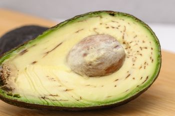 Masz dość tego, że awokado szybko ciemnieje? Jest na to sposób