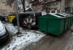 Kierowca nie wytrzymał. Kontenerem zastawił busa zaparkowanego przy śmietniku w Zielonej Górze