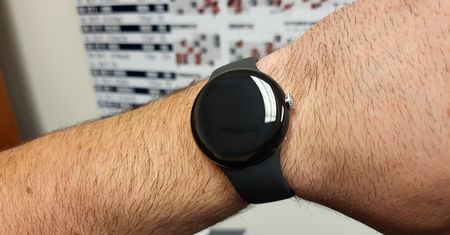 Gdyby Apple Watch był okrągły. Google Pixel Watch przyłapany na zdjęciach