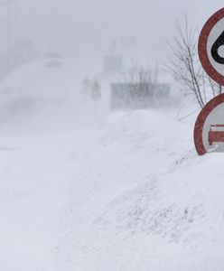 Mikołajki. Kobieta w ciąży utknęła w zaspie: interweniowały służby