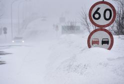 Mikołajki. Kobieta w ciąży utknęła w zaspie: interweniowały służby