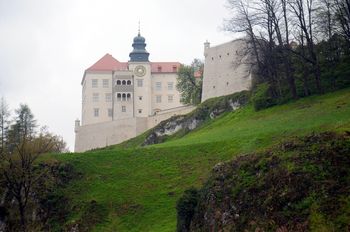 Gdzie jechać w brzydką pogodę? Ciekawe atrakcje pod dachem i pomysły na spędzenie czasu z rodziną