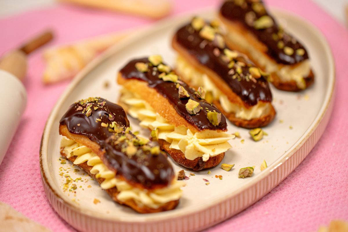 Éclairs with pudding cream