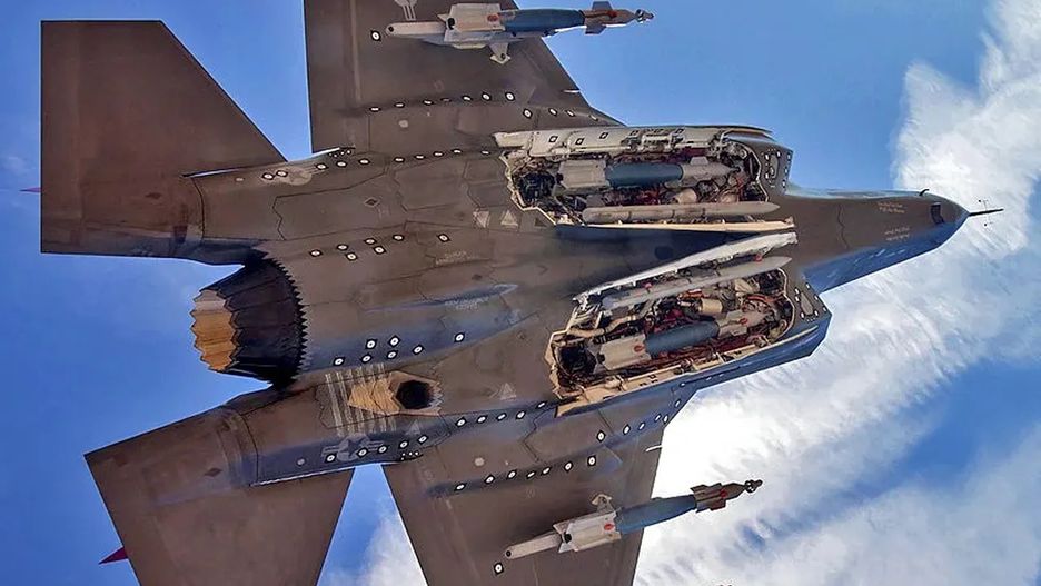 F-35 z otwartymi komorami uzbrojenia i bronią podwieszoną pod skrzydłami