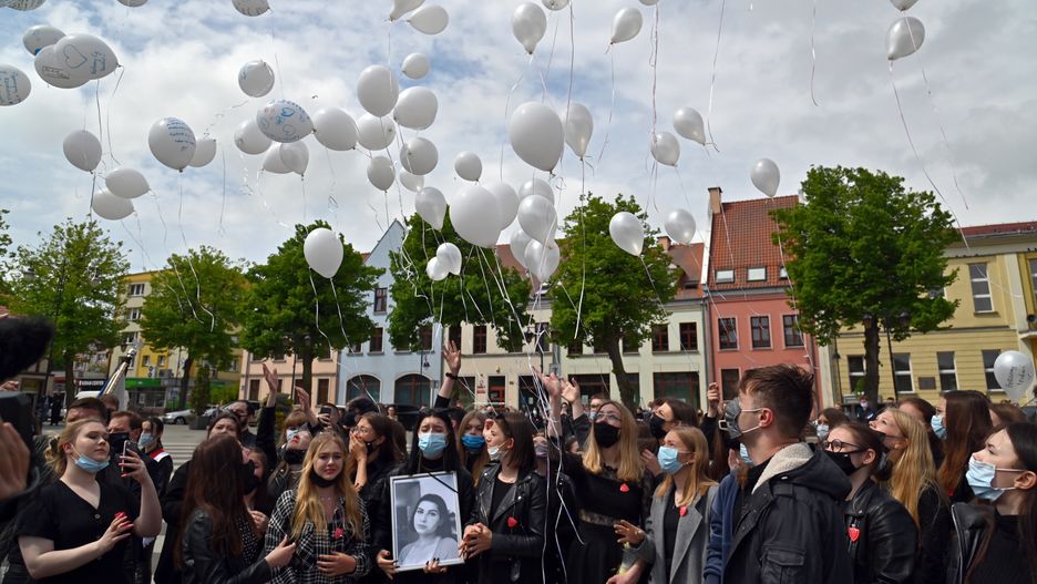 Gryfice, 01.06.2021. Uczniowie Liceum Ogólnokształcącego z Oddziałami Dwujęzycznymi im. Bolesława Chrobrego w Gryficach podczas Marszu przeciwko przemocy na ulicach Gryfic, 1 bm. Licealiści w ten sposób chcą upamiętnić zamordowaną 18-letnią Magdę, której ciało, po trwających tydzień poszukiwaniach, znaleziono 31 maja. Zarzut zabójstwa usłyszał ok. 30-letni mężczyzna, który przyznał się do winy.  (jm) PAP/Marcin Bielecki