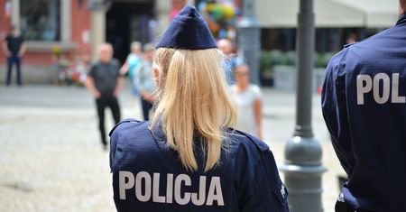 Policjant każe ci odblokować telefon? Znaj swoje prawa