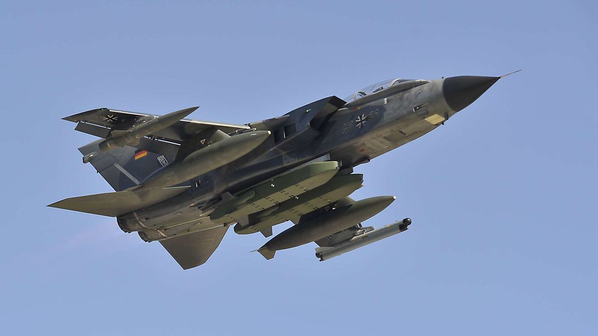 Niemiecki samolot Panavia Tornado IDS z dwoma pociskami Taurus