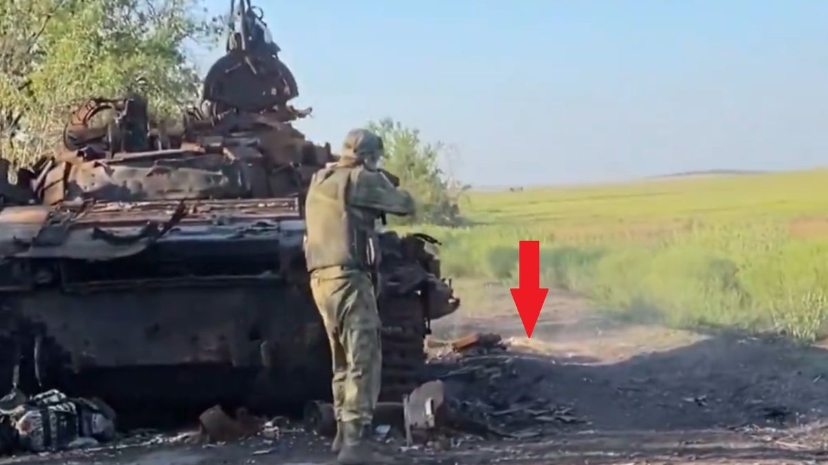 Rosjanin tuż przed oddaniem strzału do miny przeciwpancernej.