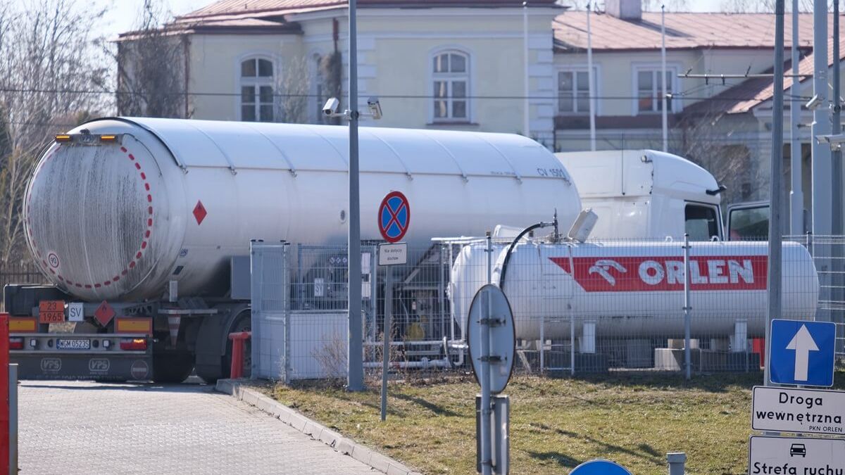 Cysterna dostarczająca paliwo na stację Orlen