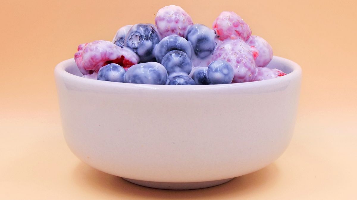 Sałatkę przekładam do wygodnego naczynia.