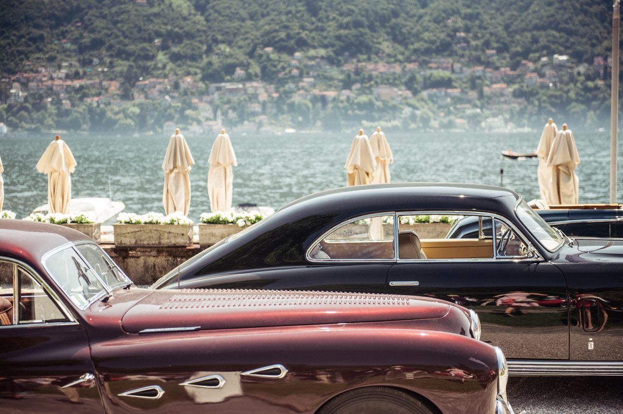 Unosząca się nad jeziorem mgła i kolejno - Bentley MK VI Cresta z 1948 r. (nadwozie Pinin Farnina) i Salmson G-72 Coupe z 1951 r. (nadwozie Jacques Saoutchik).