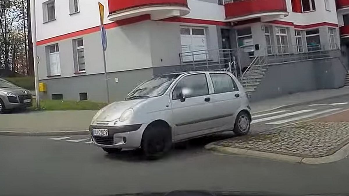 Senior znalazł alternatywną drogę do pokonania ronda