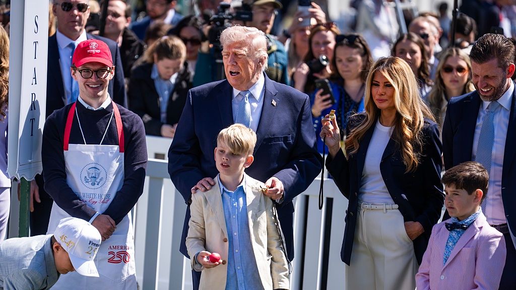 Donald Trump sygnuje swoim nazwiskiem program oszczędzania dla d