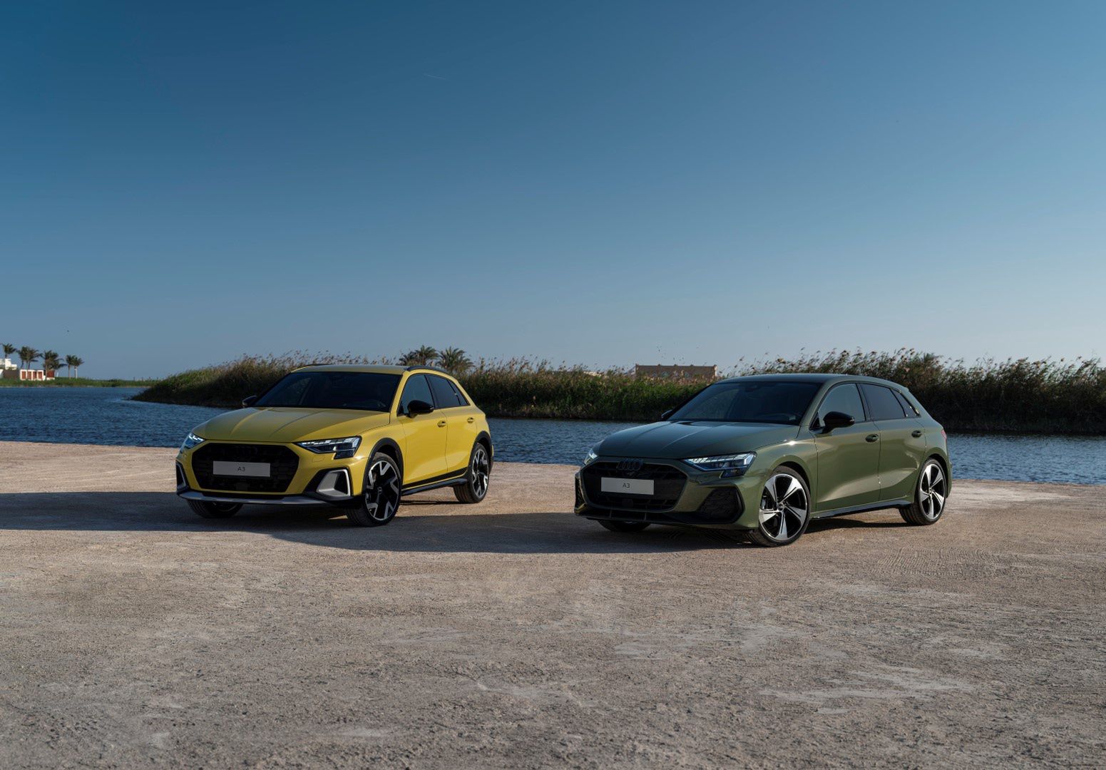 Static photo, Colour: python yellow; Static photo, Colour: District Green Metallic