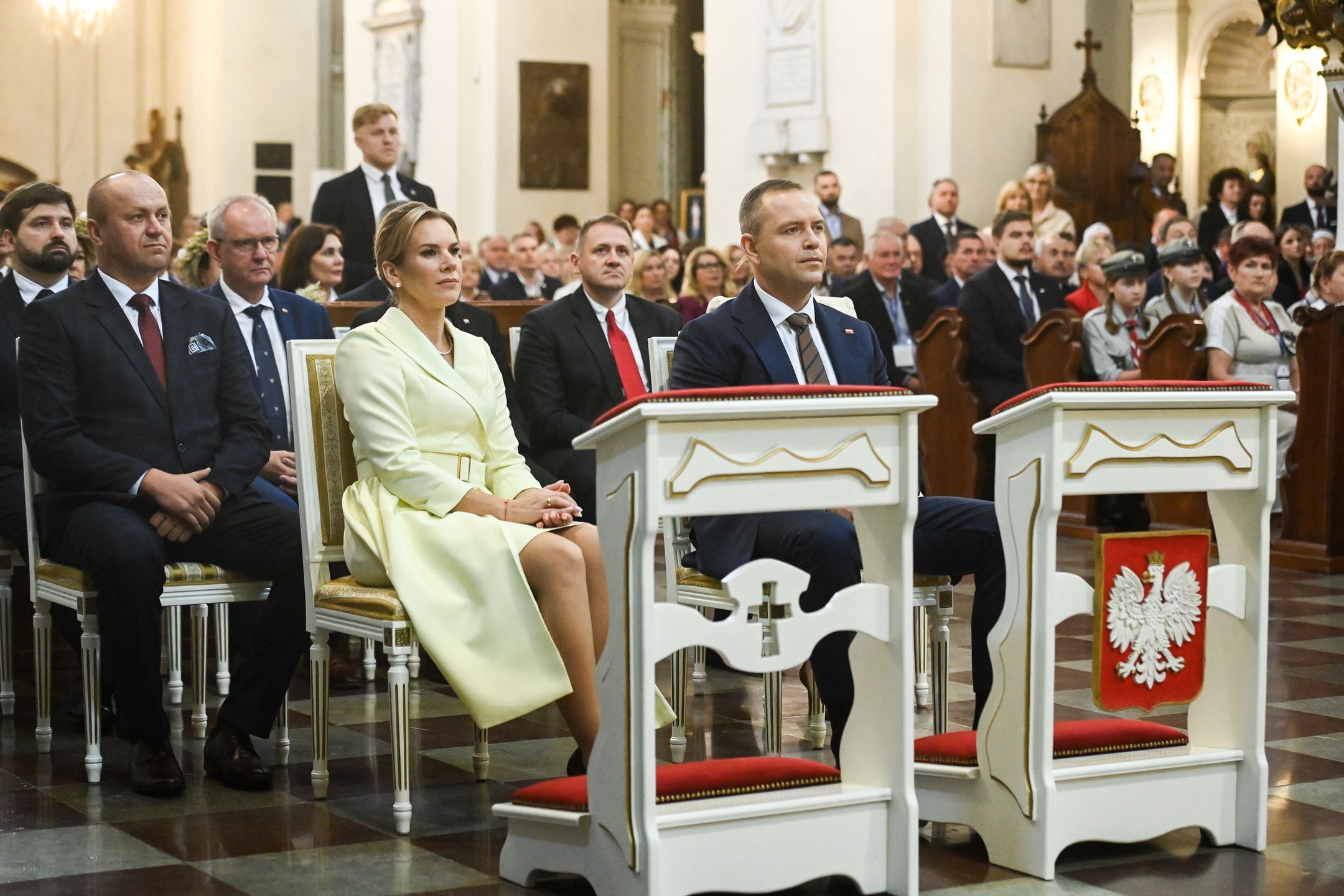 Warszawa, 14.09.2025. Prezydent RP Karol Nawrocki (P) z małżonką Martą Nawrocką (2L) podczas uroczystej Mszy Świętej w Kościele pw. Wniebowzięcia Najświętszej Maryi Panny i św. Józefa Oblubieńca w Warszawie, 14 bm. Trwają Dożynki Prezydenckie. (aldg) PAP/Piotr Nowak