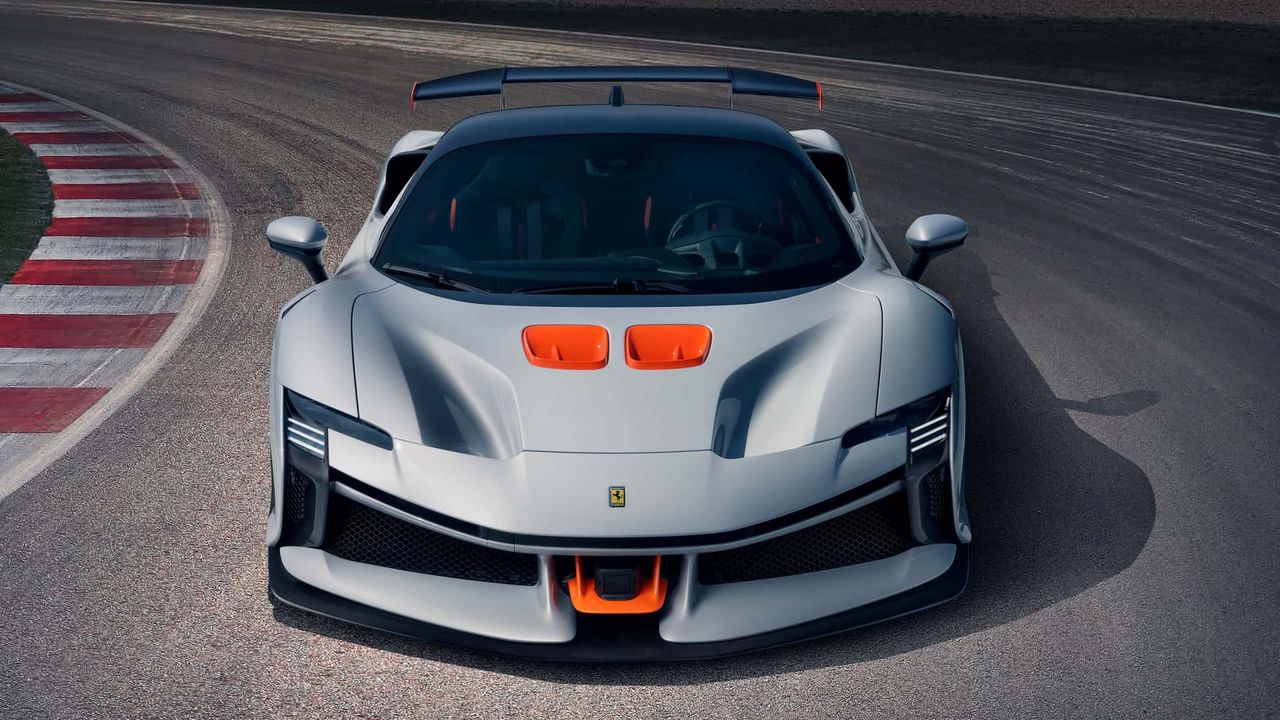 Ferrari SF90 XX debiutuje w wersjach Stradale i Spider. Tak, nadają się na drogi