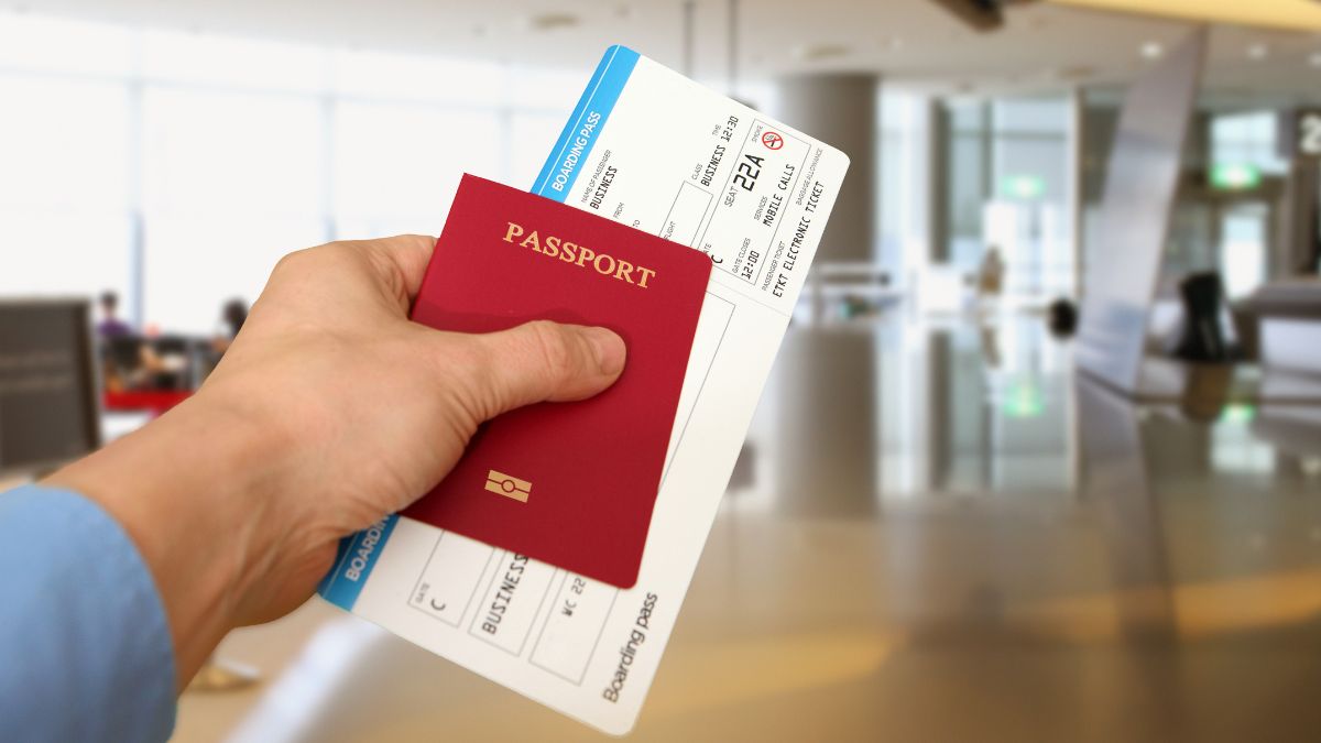 Bilet lotniczy i paszport.