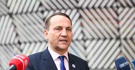 Weto Węgier w Brukseli. Sikorski ma apel do PiS