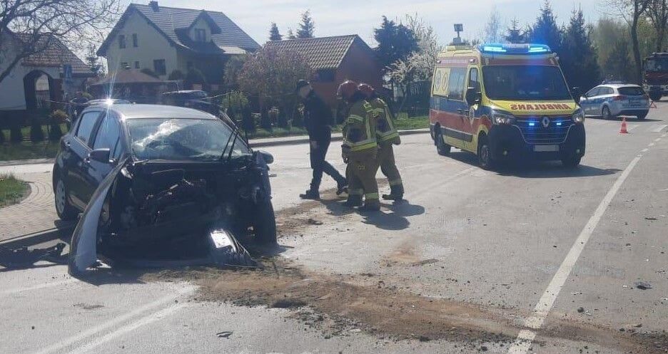 Trzy osoby w szpitalu po zderzeniu Forda z Toyotą