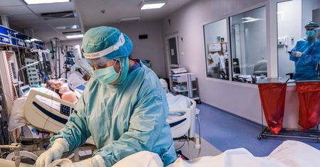COVID-19. Ilu Polakom uratował życie lockdown? Szef Centrum Analiz ujawnia