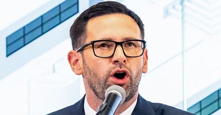 Jakie wykształcenie ma Daniel Obajtek? Został kiedyś WYRZUCONY ze SZKOŁY i skreślony z listy uczniów za szkalowanie nauczyciela