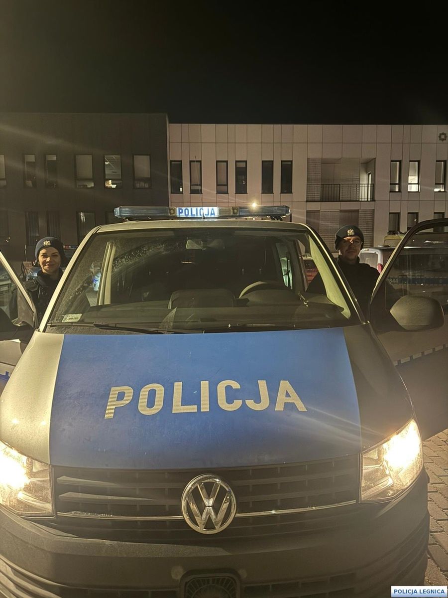 "Stałam z nim na dachu i po prostu rozmawiałam" – policjantka uratowała 15-latka przed skokiem