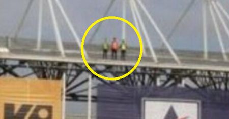 Skandal w Toruniu. Nastolatkowie wspięli się na dach stadionu i obrazili klub