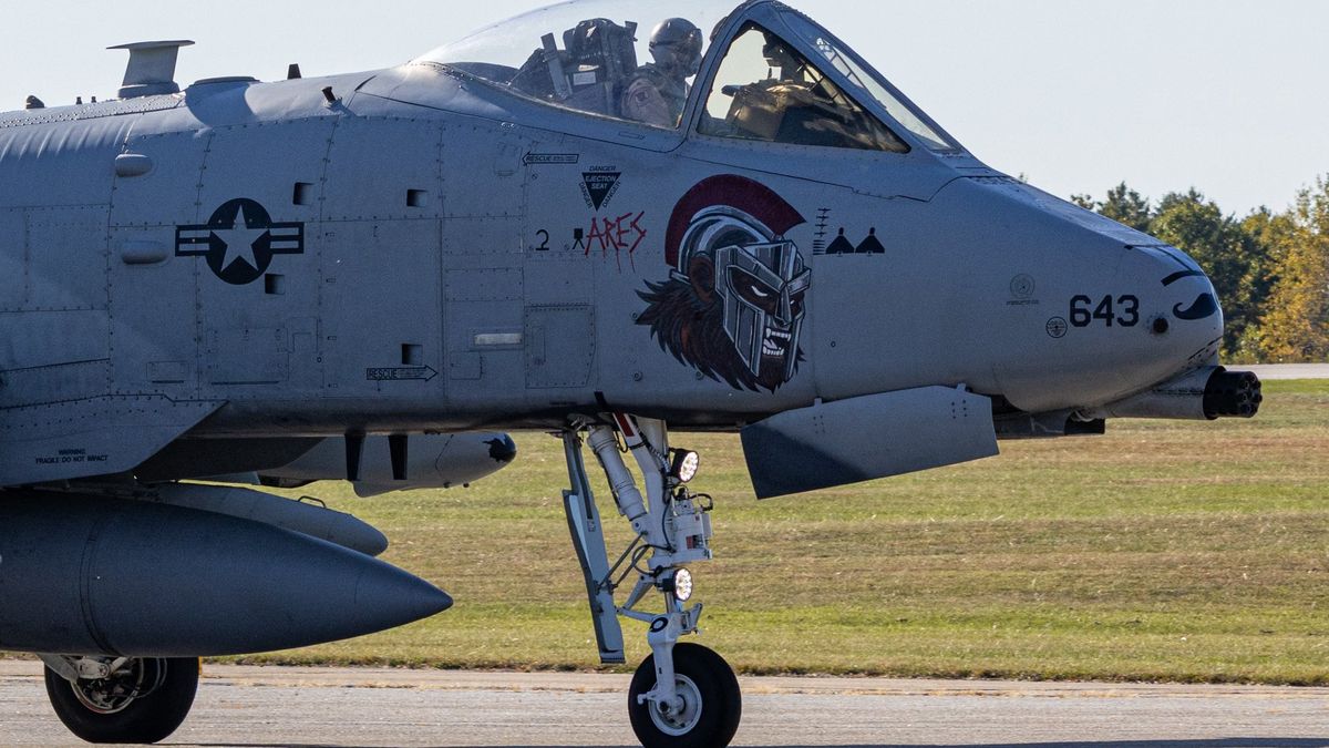Amerykański A-10 Thunderbolt II z piktogramami dronów. 