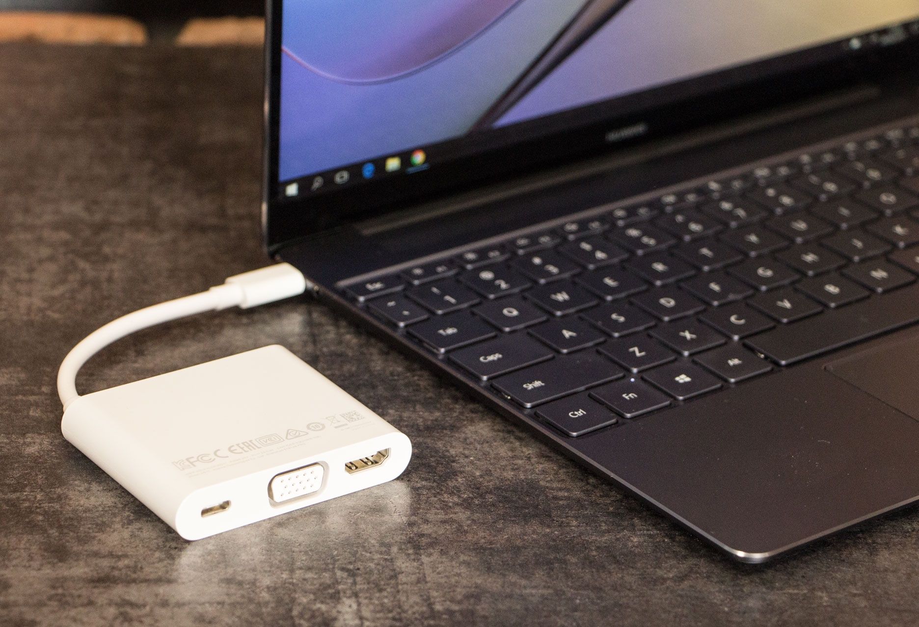 Huawei MateBook X laptop z MateDockiem