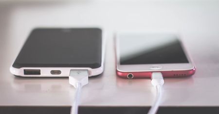 Ładujesz telefon w ten sposób? To może skończyć się tragedią