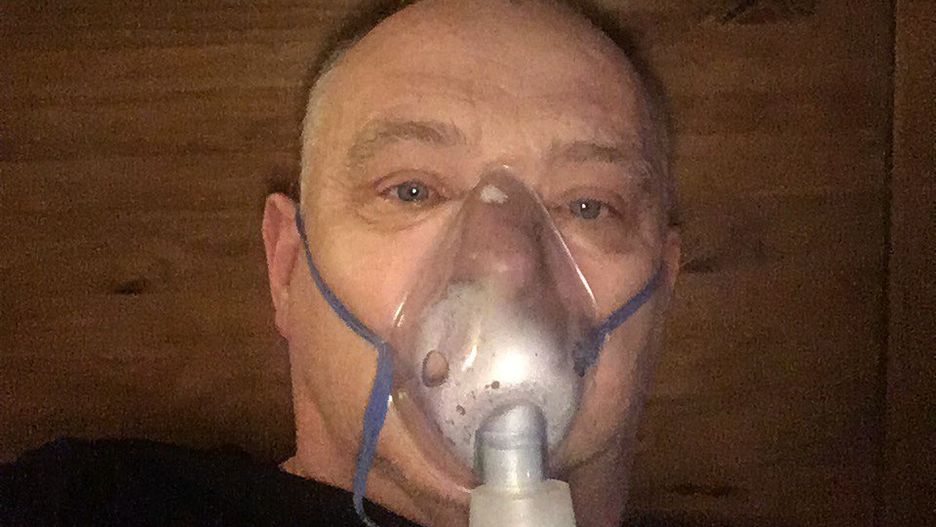 Poseł Jerzy Borowczak opublikował na Facebooku zdjęcie w masce tlenowej