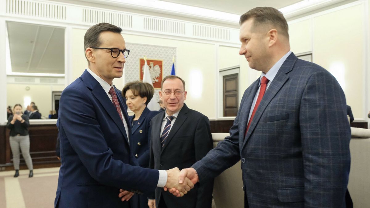 Politycy od kuchni - premier MorawieckiFOTO SEBASTIAN WIELECHOWSKI / SUPER EXPRESS / EAST NEWS / WARSZAWA 06/12/2022NAGRANIE PROGRAMU POLITYCY OD KUCHNI Z PREMIER MATEUSZ MORAWIECKI N/Z MATEUSZ MORAWIECKI PRZEMYSLAW CZARNEKKPRM PREMIER MORAWIECKI PROGRAM POLITYK POLITYKA RZAD WSZYSTKIE ZDJECIA NA AGENCJA.SE.COM.PL@sebastian_wielechowski