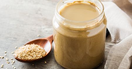 Tahini – jak zrobić pastę sezamową? Z czym ją jeść?