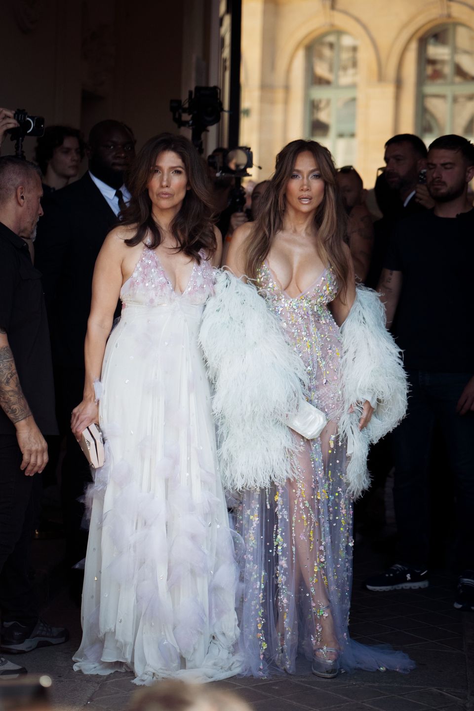 Jennifer Lopez lansuje się z młodszą siostrą Lydią w Paryżu