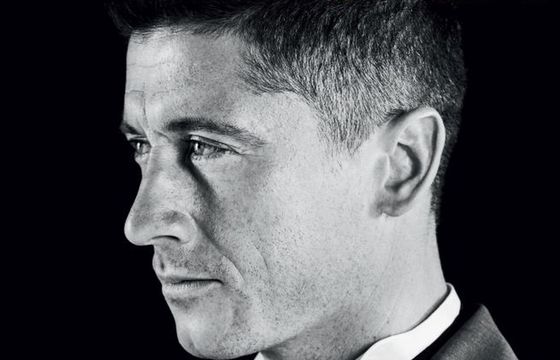 Robert Lewandowski na okładce „Elle Man”. Pierwszy numer Oliviera Janiaka