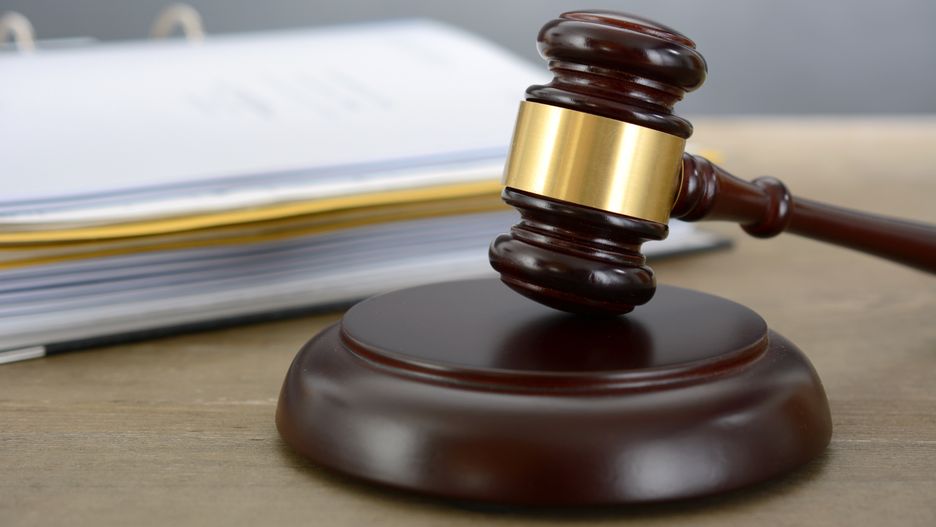 richter, richterhammer, gericht, justiz, klage, anklage, gerichtsverhandlung, rechtsprechung, gerichtssaal, verhandlung, prozess, jurist, staatsanwalt, urteil, hauptverhandlung, amtsgericht, landgericht, bgh, bundesgerichtshof, karlsruhe, grundsatzurteil, bundesverfassungsgericht, anwalt, rechtsanwalt, pult, hammer, auktion, auktionshammer