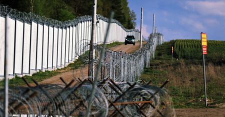 BYPOL: Migranci grupują się przy granicy. Są komunikaty o próbie forsowania zapory