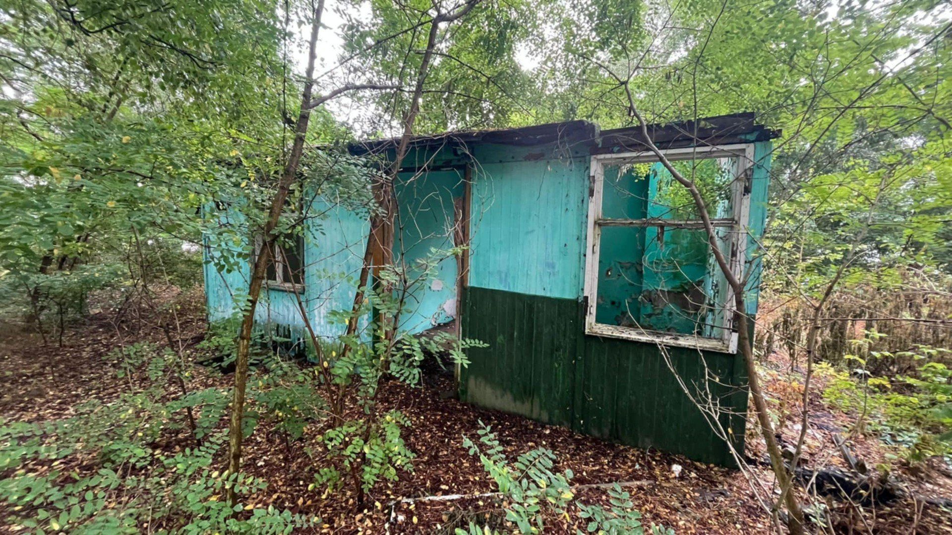 Kiedyś ten ośrodek tętnił życiem, a ci, którzy tutaj wypoczywali, do dziś wspominają swoje wakacje w tym miejscu z nostalgią. Obecnie to groźna ruina.
