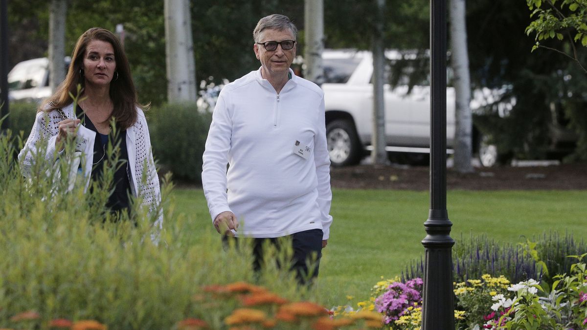 epa09176364 (FILE) - Microsoft co-founder Bill Gates (R) and his wife Melinda Gates (L) arrive for the Allen and Company 33rd Annual Media and Technology Conference, in Sun Valley, Idaho, USA, 10 July 2015 (reissued 03 May 2021). Bill and Melinda Gates are splitting up after 27 years of marriage, Bill Gates announced on 03 May 2021 in a tweet.  EPA/ANDREW GOMBERT *** Local Caption *** 52048820 Dostawca: PAP/EPA.